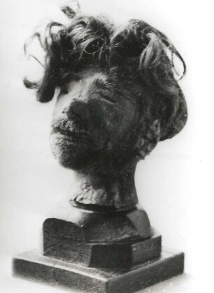 Kopf eines ermordeten Häftlings, aufgestellt auf dem Tisch des Kommandanten des faschistischen Konzentrationslagers Majdanek