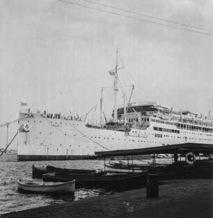 Passagierschiff : Blick auf das in Port Said vor Anker liegende Passagierschiff Aramis