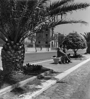 Rom-Ostia. Zwei Spaziergänger auf einer Bank (wahrscheinlich am Lido)