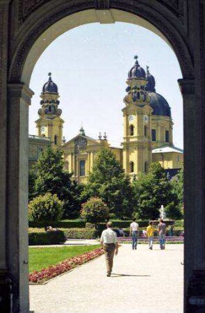 München: Theatinerkirche [vom Hofgarten]