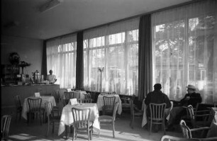 Freiburg: Gaststätte am Omnibusbahnhof, Innenraum mit Theke