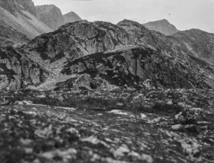 Im Gebirge : Blick auf Gebirge mit Geröll