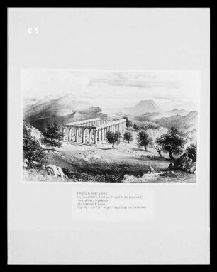 Tempel in der Landschaft vom erhöhten Standpunkt