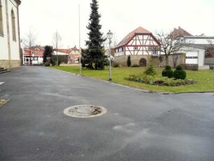 Kirchhof im Norden nach Westen mit Gaden und Kirchhofmauerrest im Nordwesten (Kirchhofmauer und übrige Gaden im 19 Jh weitgehend abgetragen)