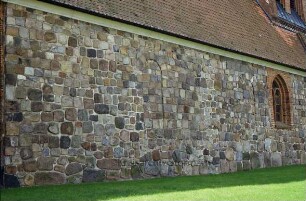 Martin-Luther-Kirche Trittau: Nordwand: romanische Feldsteinwand