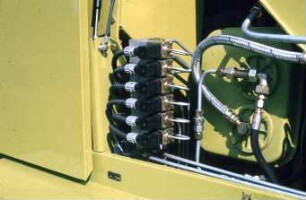 Fotografie: Antriebs- und Anbausystem, Maschinenelement, Hydraulik, Informationstechnik, Elektronik