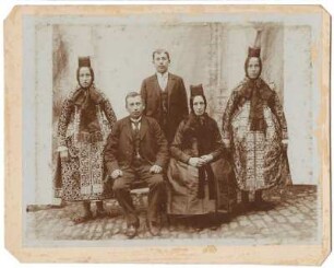 Gruppenbild einer Familie in Tracht