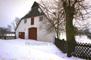 Hoisdorfer Weg: Bauernhaus: Giebelseite Wirtschaftstrakt mit Scheunentor