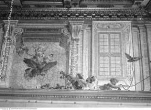 Frieszone mit fingierten Fenstern und spielenden Putten, Detail: Bildfeld "Putten mit Adler und Krone aus dem Wappen der Borghese"