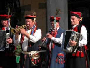 Straßenmusiker am Hauptmarkt in historischen Gewändern
