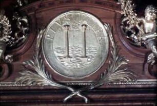Türbekrönung mit einem Medaillon, welches die Säulen des Herkules als Symbol und das Lemma Kaiser Karls V zeigt