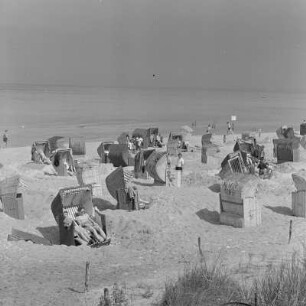 Strandgäste an der Ostsee in Usedom.