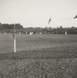 Fußballfeld mit Zuschauern während eines Fußballspiels