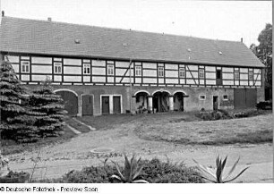 Klipphausen-Scharfenberg (ehem. Riemsdorf Nr. 4). Bauernhof, Wirtschaftsgebäude (bez. 1846) mit Kummethalle