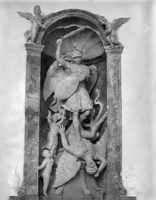 Südlicher Seitenaltar mit Sankt Michael
