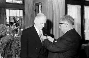 Freiburg: Regierungspräsidium; Bundesverdienstkreuz für Schneidermeister (Regierungspräsident Anton Dichtel, Landherr)