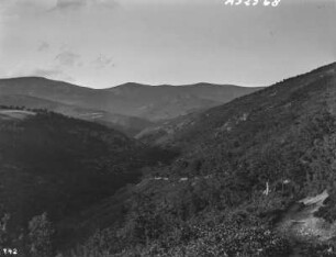 Im Gebirge : Blick über ein Gebirge mit Tal