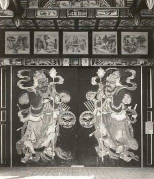 Ulan Bator. Tempelpalast des Bogdo (1901/1916). Haupttor mit vergoldeten Türklopfern und Malerei (Schutzheiligen und Darstellungen aus der buddhistischen Mythologie), indisch beeinflußt