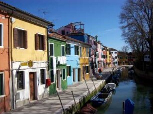 Burano: Impression Burano, Kanal mit bunten Hausfassaden