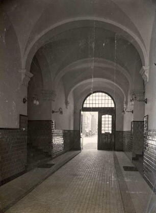 Städtisches Klinikum. Verwaltungsbau - Tordurchfahrt