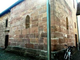 Hirsau-Kloster St Aurelius-Ansicht von Nordwesten-Erdgeschoß des Romanischen Turmes mit Werksteinen im Mauersteinverband sowie Fenstern