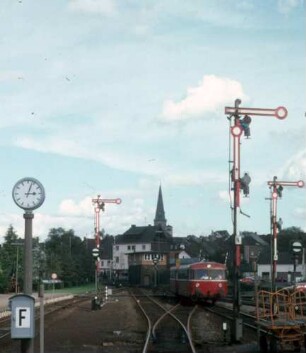 Altenkirchen Einfahrt Schienenbus Beiwagen 998 727 Triebwagen 798 693 Stellwerk Ausfahrsignale