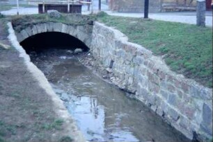 Wasserlauf mit befestigtem Ufer, Rundbogenbrücke