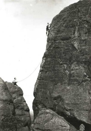 Sächsische Schweiz, Schrammsteine. Schrammtorwächter. Seilschaft Hans Geiger an der Westkante des Alten Weges (VI)