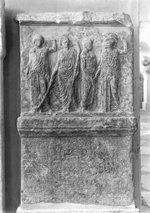 Urkundenrelief mit Demeter und Athena