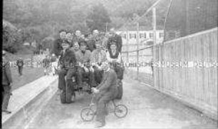 Selbstversenkung des Hochseepassagierdampfers "Columbus" am 19. Dezember 1939, Besatzungsangehörige im Internierungslager auf Angel Island, Kalifornien, auf einem Lastwagen, ein Mann auf einem Kinderfahrrad