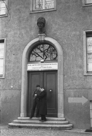 Berlin-Dahlem. Freie Universität Berlin. Rechts- und Wirtschaftswissenschaftliche Fakultät. Studenten vor dem Eingang