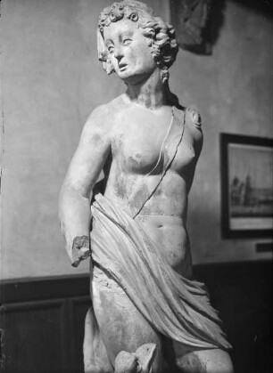 Drei Gartenskulpturen — Weibliche Figur (Diana?)