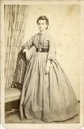 Fotografie einer stehenden Dame