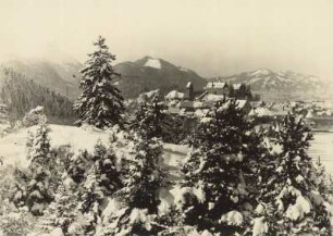 Allgäu im Winter. Verschneite Landschaft. Blick auf Füssen am Lech. Im Bildhintergrund die Altstadt, das Kloster St. Mang und das Hohe Schloss