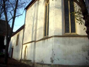 Ansicht von Südosten über Chor (spätgotischer Neubau als Hochchor auf romanischem Vorgänger)
