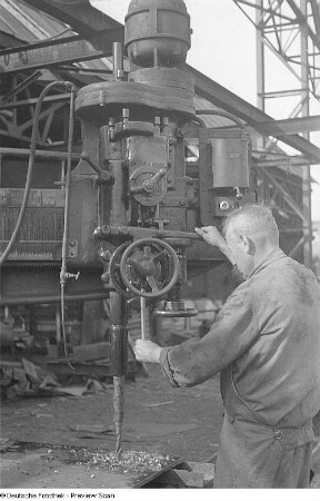 Aufnahmen vom Bau einer Brücke : Arbeiter an der Bohrmaschine