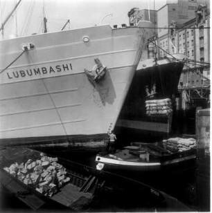 Hamburg. Hafen. Das Frachtschiff " Lubumbashi" wird entladen. Die Fracht kommt per Kran auf die Schuten.