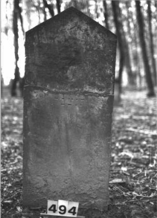 Grabstein 494 (Index: 99900914) Material: Sandstein Zustand: vollständig verwittert, Bruchstelle Maße HxBxT: 118x50x9 cm Beschreibung: Stele mit Dreiecksabschluss: Grabstein 494