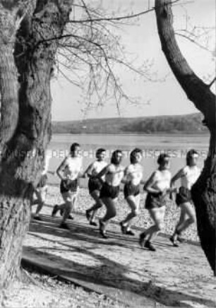 Arbeitsmaiden des Reichsarbeitsdienstes beim Frühsport, Dauerlauf