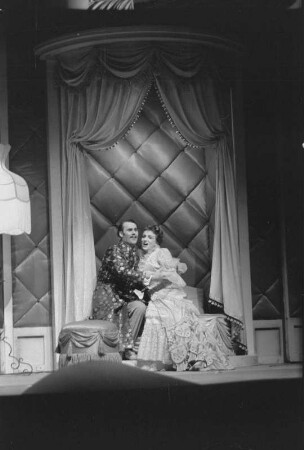 Szenenbilder aus "Die Fledermaus" von J. Strauss, Regie W. E. Struck, mit L. de Beer, R. Inden, M. Vaidas, H. Wocke, F. Kronström, M. Ritzmann, G. Frickhöffer, R. Schiemann, R. Zabekow, H. Wasmer-Witt, J. Schubert u.a., Metropol-Theater, Premiere 20.12.1955