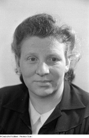 Porträtaufnahmen der Politikerin und Frauenrechtlerin Elli Schmidt, Vorsitzende des Demokratischen Frauenbundes Deutschlands (DFD)