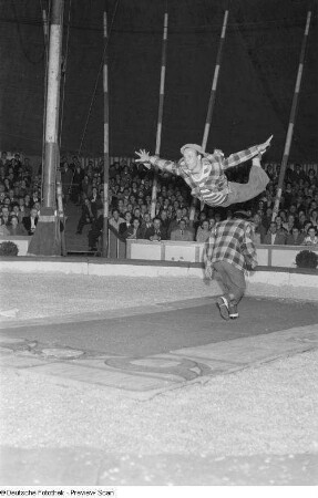 Zirkusdarbietung mit zwei Artisten als Clowns