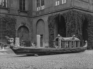 Pillnitzer Gondel : Dresden, Stallhof, Prunkgondel, um 1790, vor dem Johanneum, wohl in Vorbereitung auf den Abtransport im Mai 1934