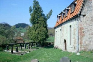 Südfront der Kirche, Kirchhof