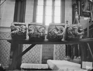 Balkenköpfe der Empore der Stadtpfarrkirche