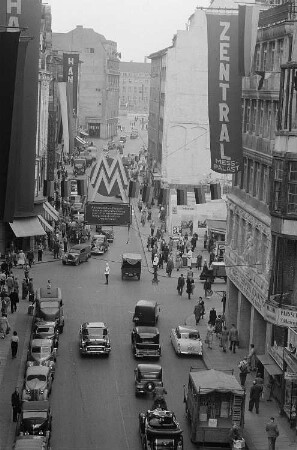 Blick auf die Grimmaische Straße während der Leipziger Herbstmesse 1955