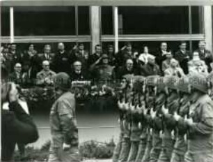 Ehrentribüne bei einer Parade der Kampfgruppen