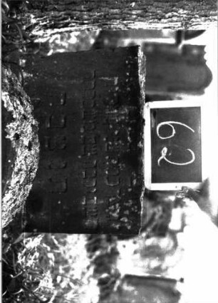 Grabstein 62 (Index: 100103603) Material: Sandstein Zustand: leicht verwittert, Oberteil abgebrochen: stark verwittert Maße HxBxT: 114x54x13 cm Beschreibung: Unterteil einer Stele, davor lehnt Oberteil Besonderheit: ergänzt nach Gräberbuch: Grabstein 62 (Detailaufnahme)