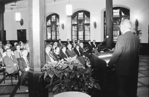 Freiburg: Kaufhaussaal; Saal mit Gästen