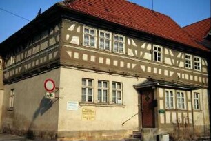 Haus mit Vorbau, Sichtfachwerk im OG